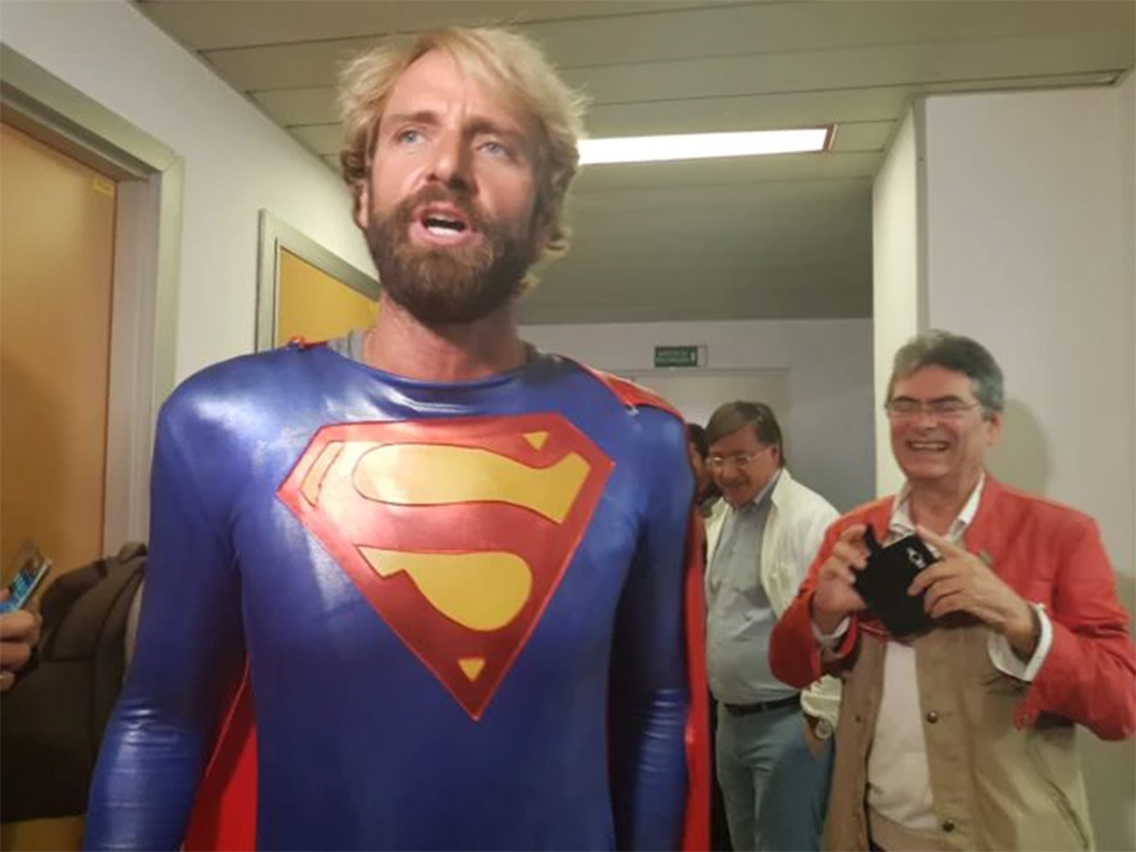 Un Superman Rosolino dai bimbi cardiopatici dell’Ospedale di Ancona