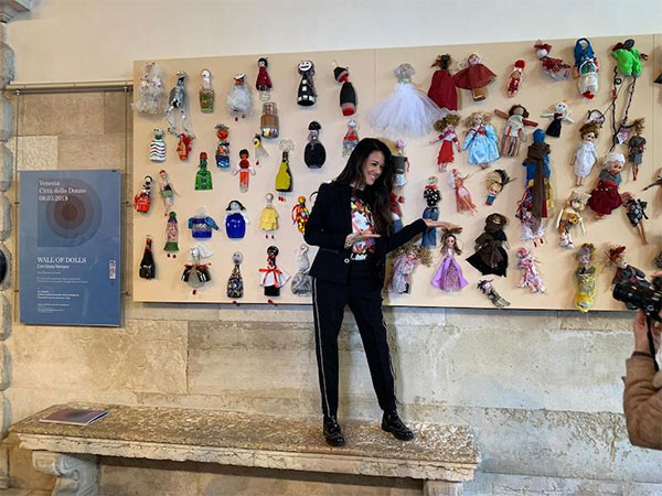 Giusy Versace ha inaugurato il “Muro di Bambole” di Venezia