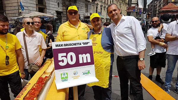 A Napoli, il bruschettone più grande del mondo