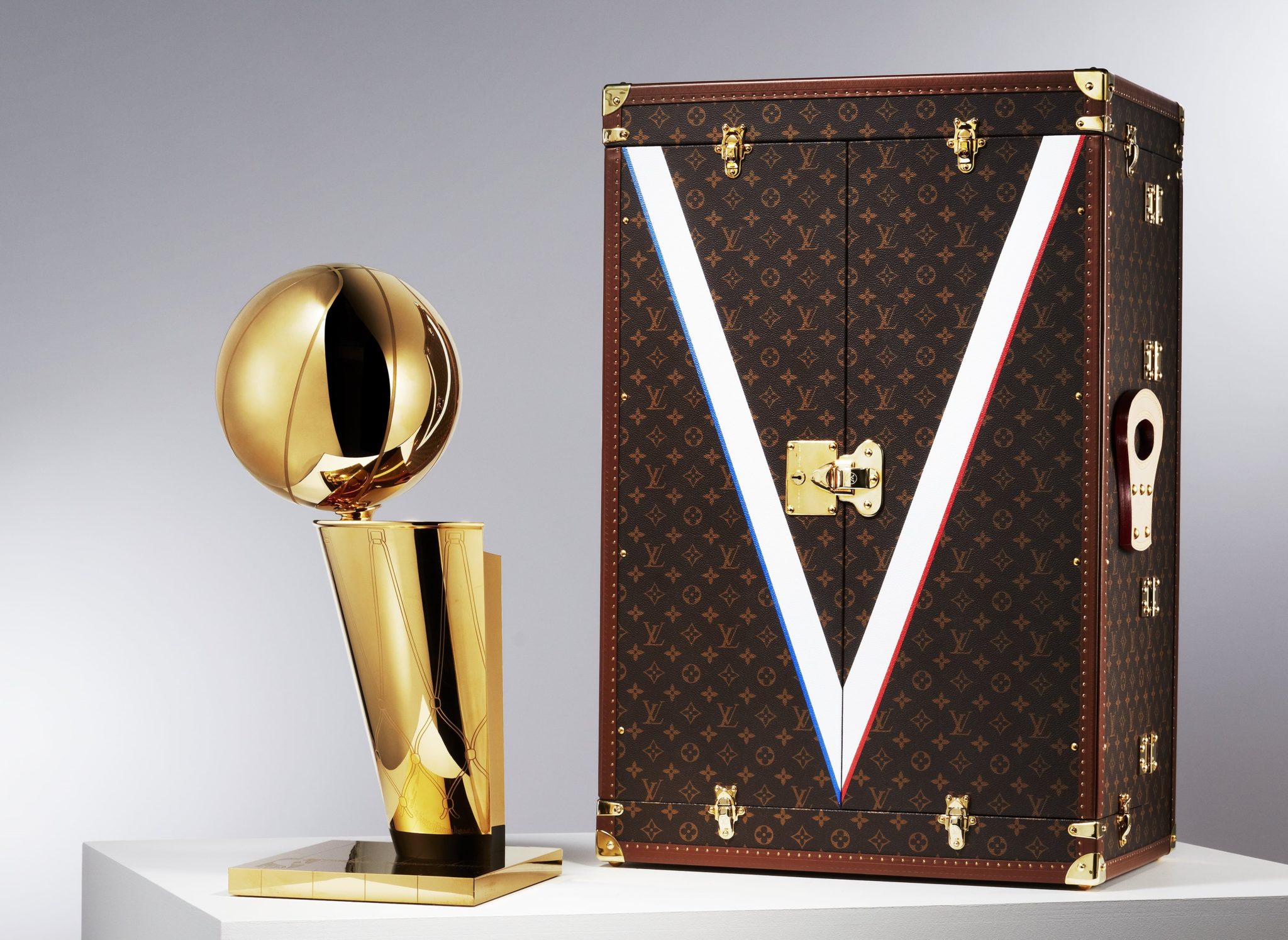 Louis Vuitton e NBA: Partnership globale e l’esclusivo baule per il Larry O’Brien Trophy
