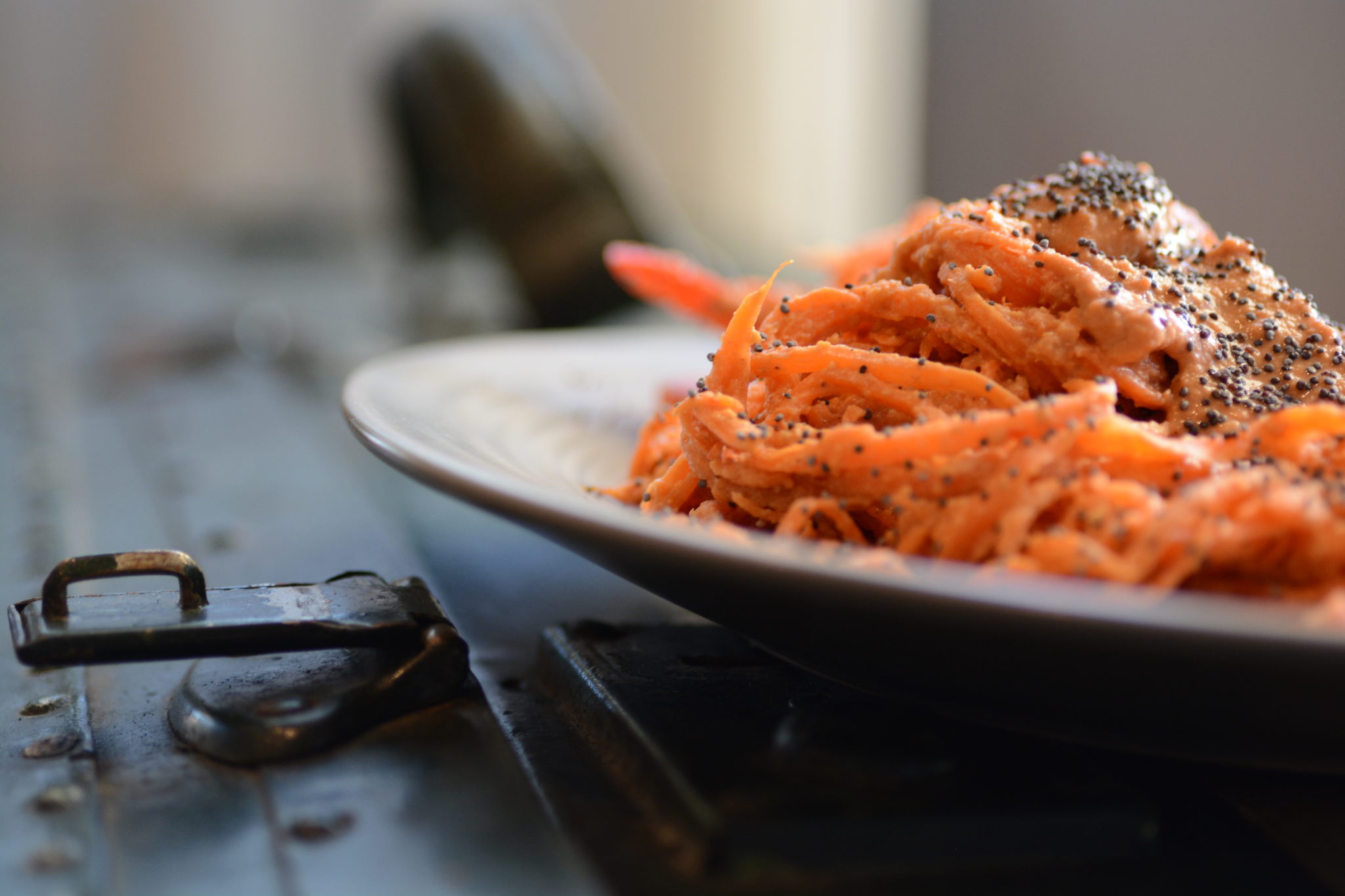 Spaghetti di carote in salsa di peperoni