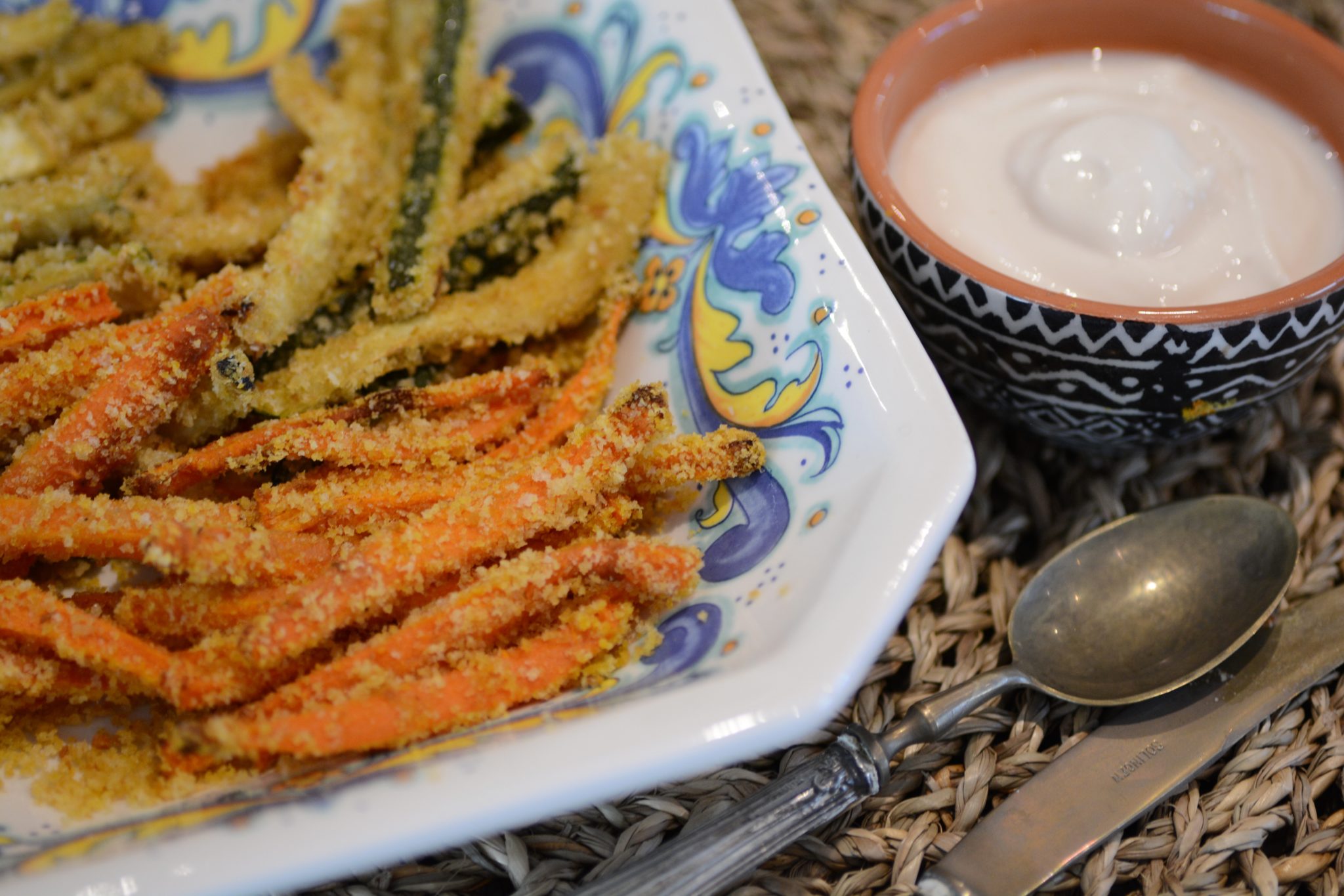 Bastoncini di zucchine e carote con maionese veg